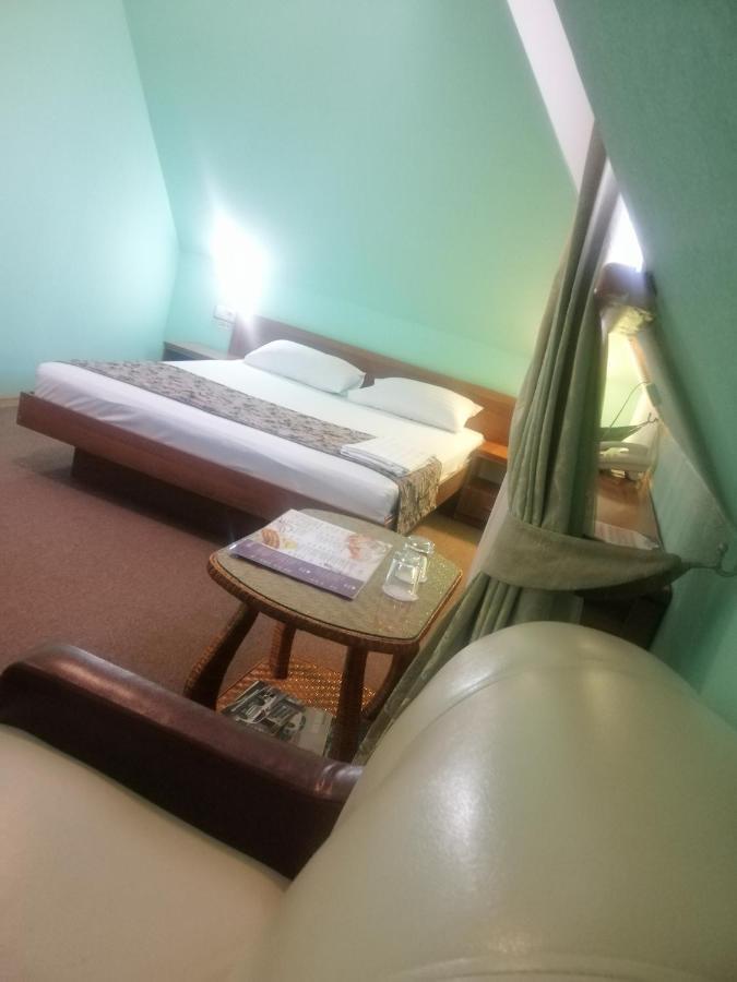 Hotel Gostiniy Dvor Non-Stop Cherson Exterior foto