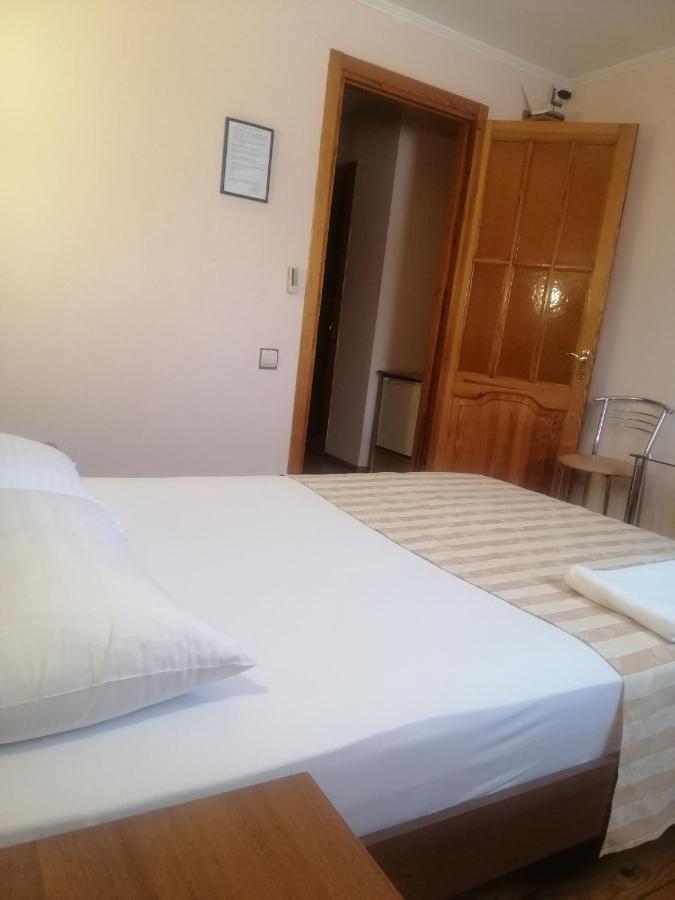 Hotel Gostiniy Dvor Non-Stop Cherson Exterior foto